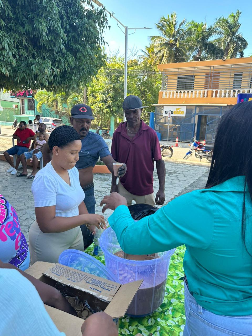 Rosanjela Celestino Pierret (Chamby) reúne a cientos de munícipes en tradicional entrega de habichuelas con dulce en Quisqueya